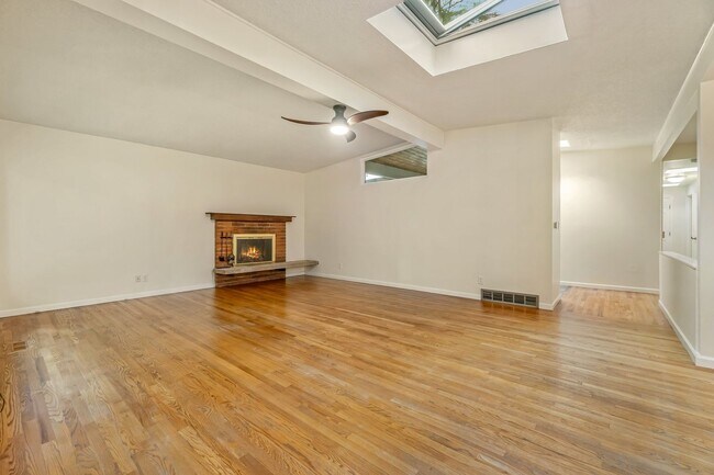 Building Photo - 6 Bedroom Home minutes from Saltwater Park...