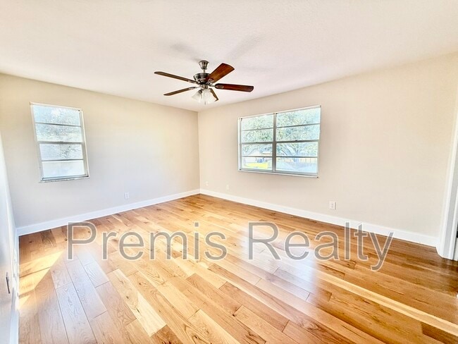 Building Photo - 957 Weathersfield Dr