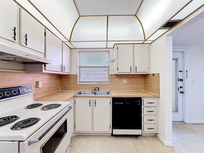 Building Photo - 6750 Royal Palm Blvd