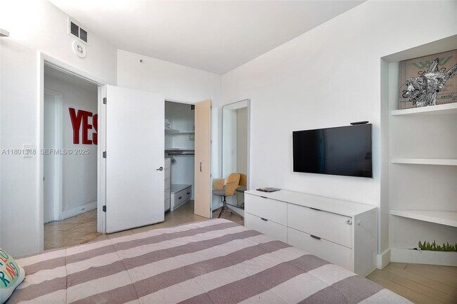 Building Photo - 300 South Pointe Dr