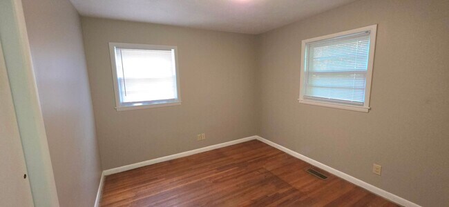 Building Photo - Nice brick 3 bedroom home! $1250! Large fenced yard!