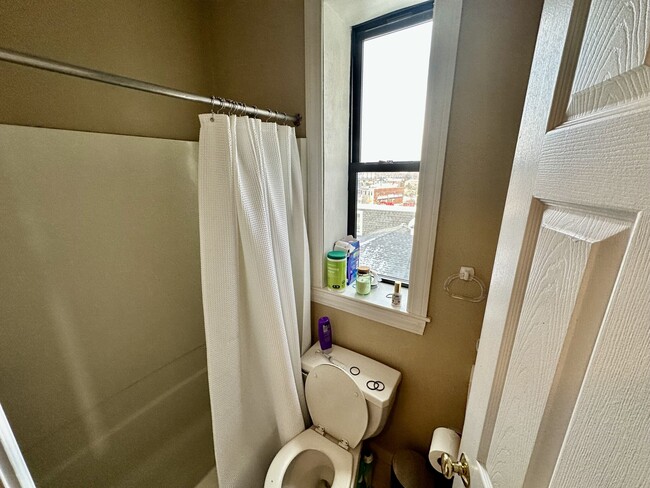 Building Photo - 17 Highgate St