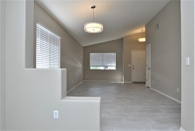 Building Photo - All tile 4 bedroom home in Oro Valley!