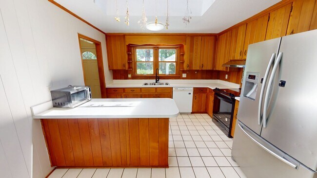 Building Photo - Charming 3 Bedroom Brick Ranch with Refurbished Original Woodwork