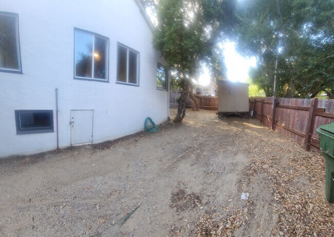 Building Photo - 1690 Phillips Ln