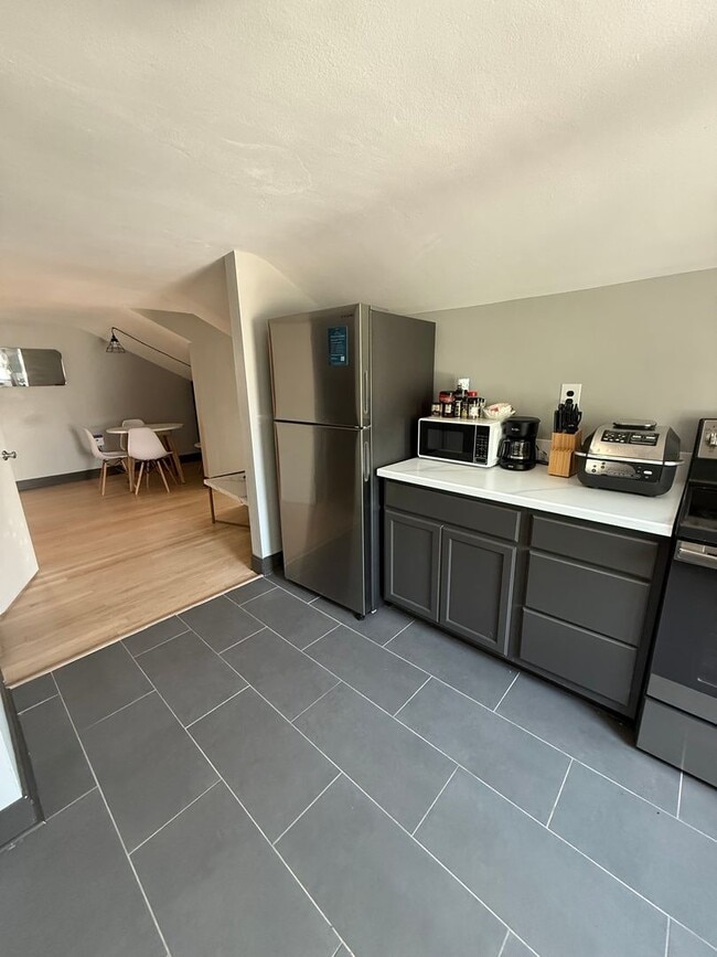 Building Photo - 2nd floor unit with Furnished or Unfurnish...