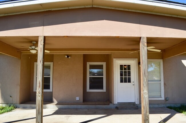 Building Photo - Rare custom stucc home 3 bed 2 bath