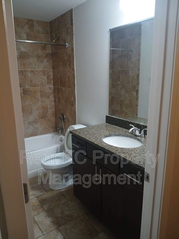 Building Photo - 530 W 10th St