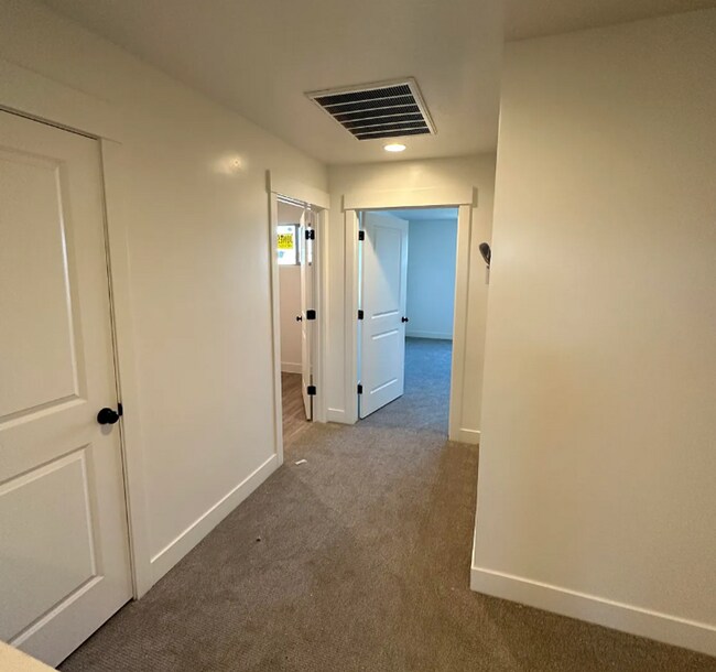 Building Photo - Beautiful, Modern 3 Bedroom Townhome! Dog Friendly!