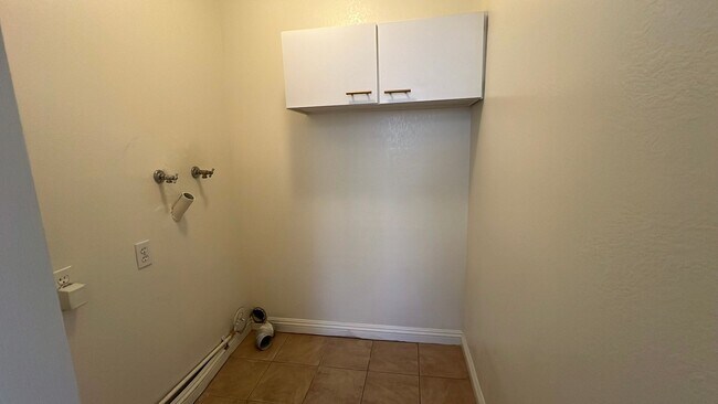 Building Photo - (APPLICATION PENDING) Townhouse in gated c...