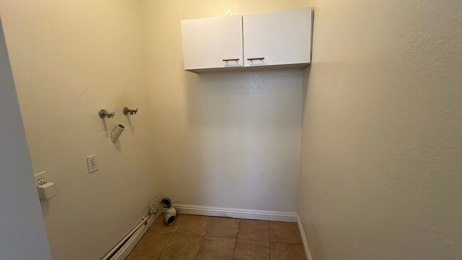 Building Photo - Townhouse in gated community near A.V. Col...