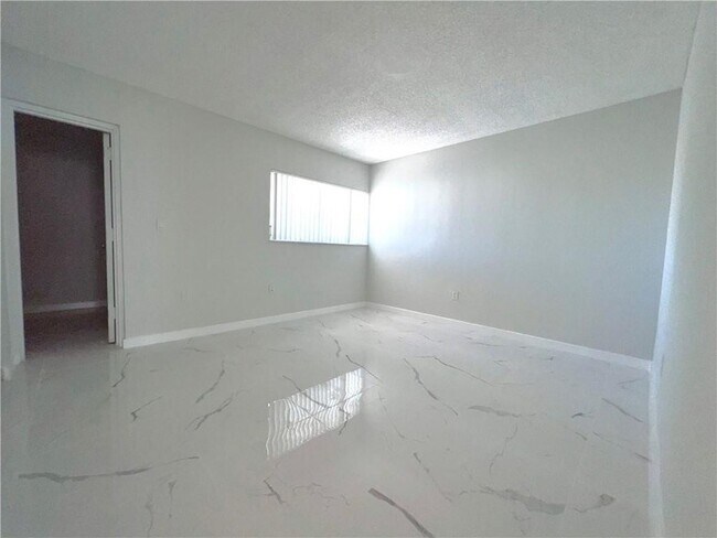 Building Photo - 701 N Pine Island Rd