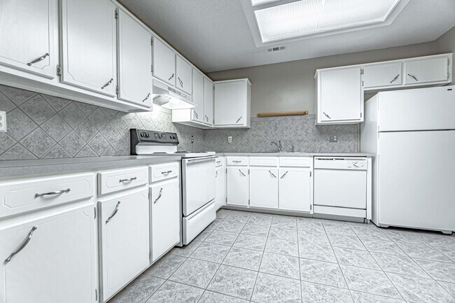 Building Photo - Quiet and Quaint Duplex in Rogers!