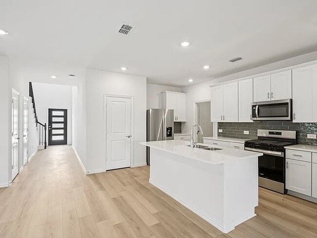 Building Photo - 522 Blanton St