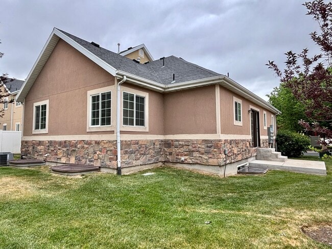 Building Photo - Beautiful Draper Townhome at Bella Monte!