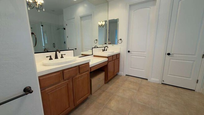 Building Photo - A Perfect Blend of Luxury, Comfort & Style