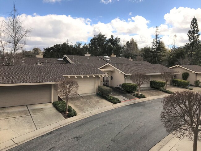Building Photo - Spacious Townhome in Historic Saratoga Vil...