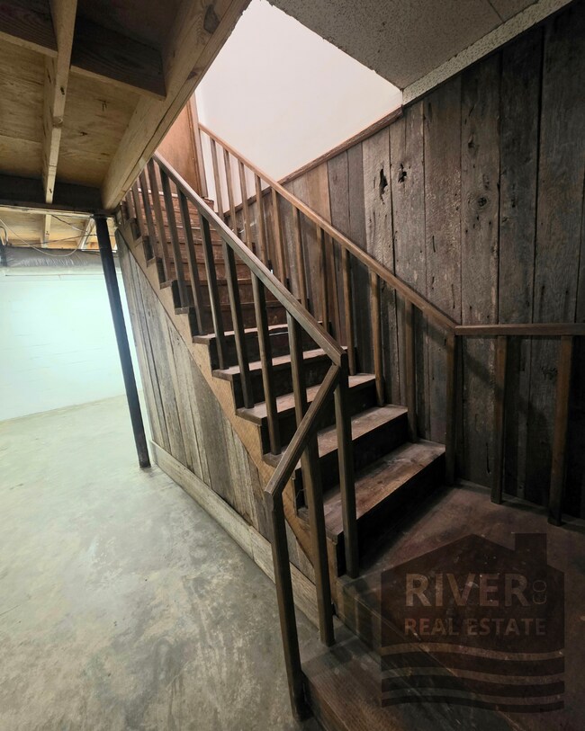 Building Photo - 1233 Ridge Dr