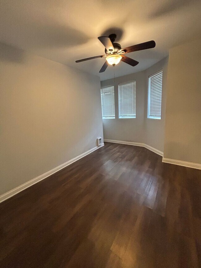 Building Photo - 3641 W Dickens Ave
