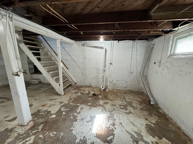 Building Photo - Updated 2 Bedroom Home with Central Air, H...