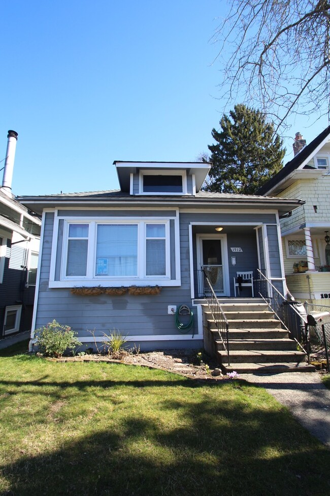 Building Photo - NICELY MAINTAINED 4 BED QUEENE ANNE HOME FOR RENT W GARAGE!