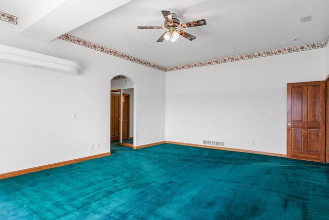 Building Photo - 3957 Valley Oak Dr