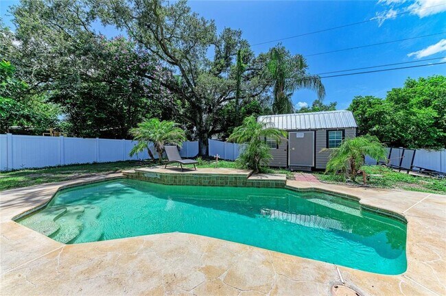 Building Photo - 1520 Sunnyhills Dr