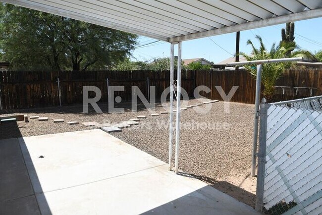 Building Photo - Scottsdale Living! Open Floor Plan, Private Backyard & Rently Self-Tours!