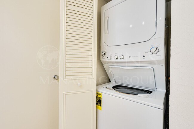 Building Photo - Centrally Located Beachside Condo in Ormond