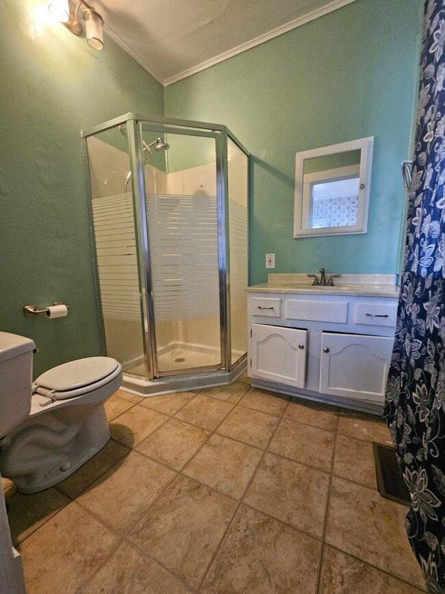 Building Photo - Newly Painted 2 bedroom