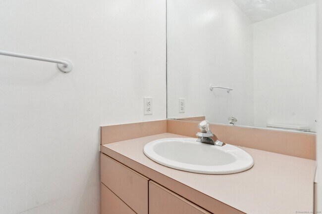 Building Photo - 16 Byington Pl