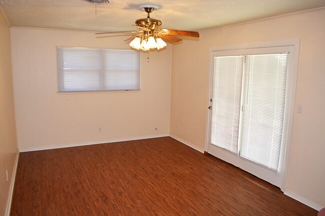 Building Photo - Charming Home In Waverly Park Addition