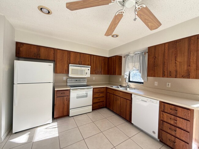 Building Photo - 2/2 Single Family Available Now!