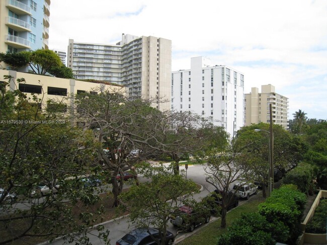 Building Photo - 2501 Brickell Ave