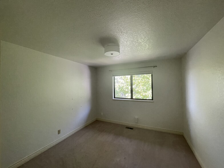 bedroom - 5420 W Hill Rd