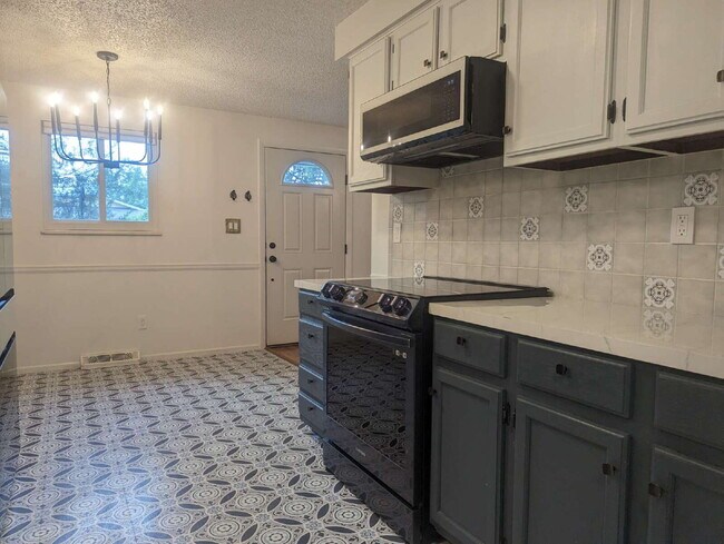Building Photo - Charming Ranch in North Longmont!!!