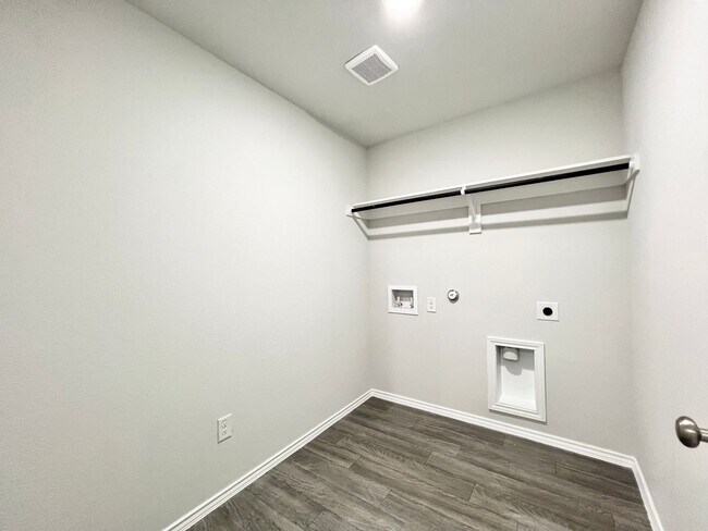 Building Photo - New 4 bedroom, 2 bath in Treaty Oaks Community