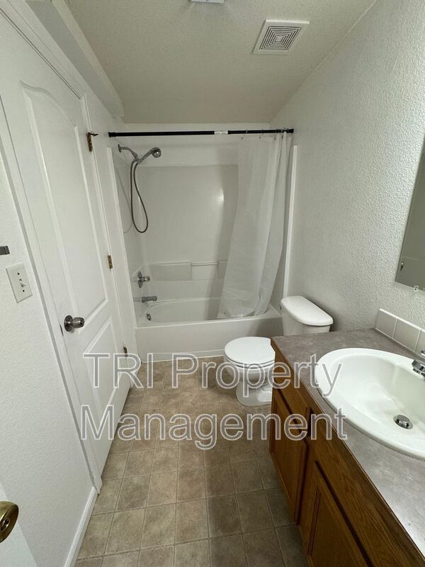 Building Photo - 2027 Birch Ave