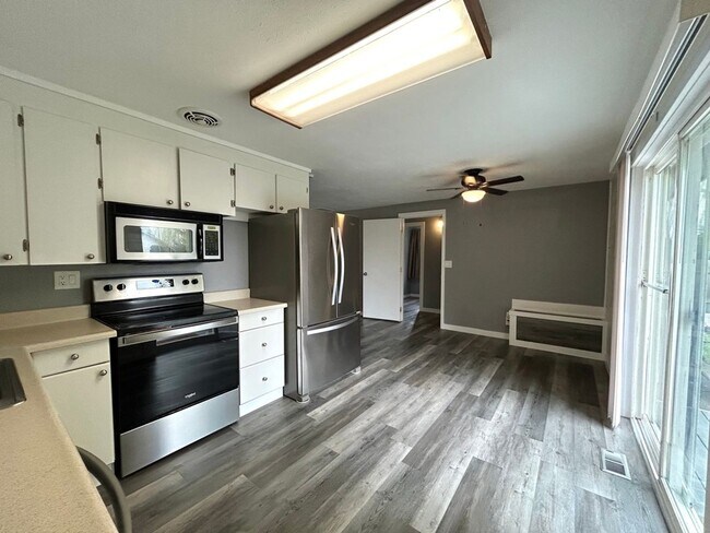 Building Photo - Charming 4 Bedroom Home with Fully Fenced Yard