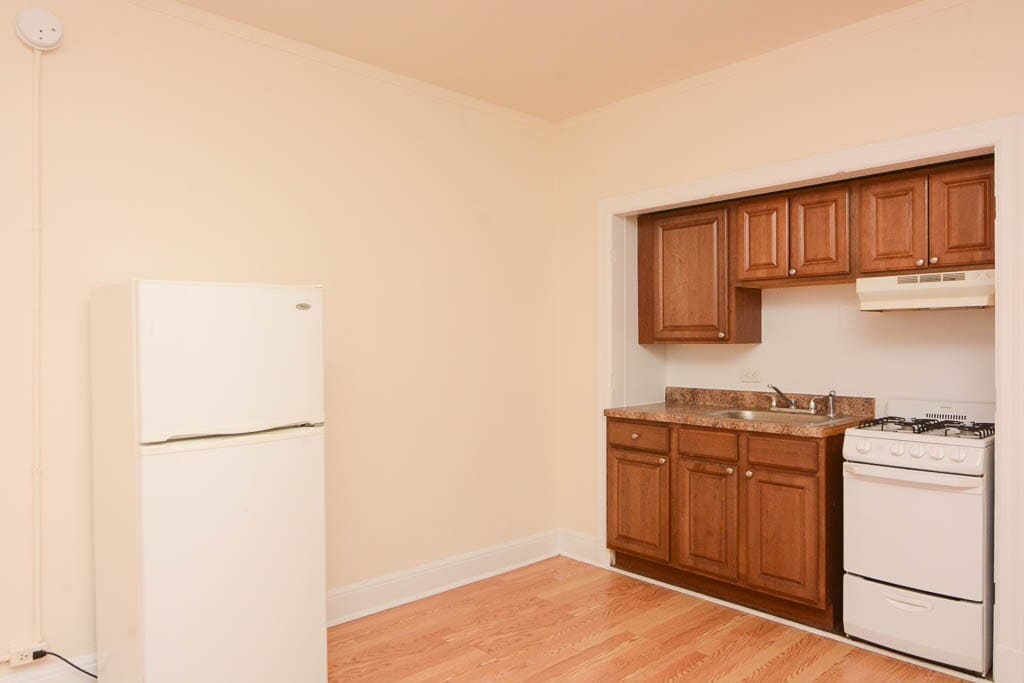 Building Photo - 3335 W Diversey Ave