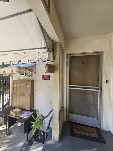 Building Photo - 1850 N La Brea Ave