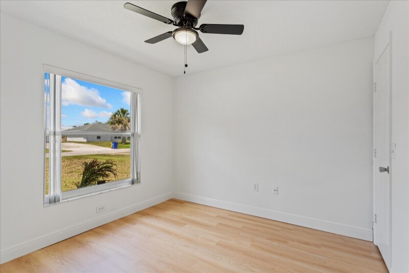 Building Photo - 311 Pine Tree Dr