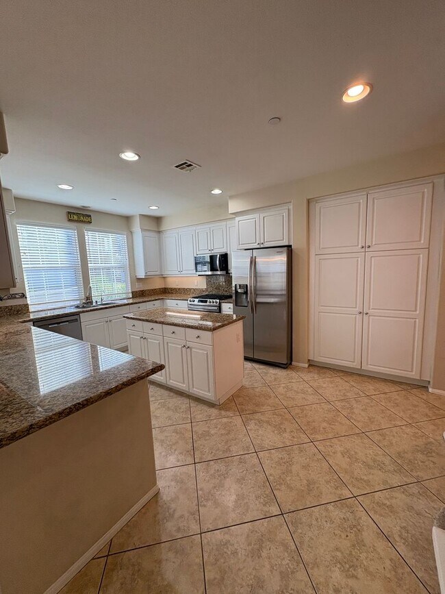 Building Photo - Spacious Townhome in Ventura!