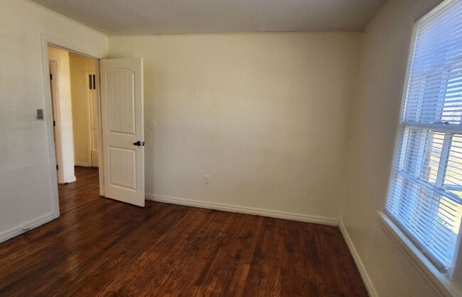 Building Photo - 2 bed 1 bath with laundry room