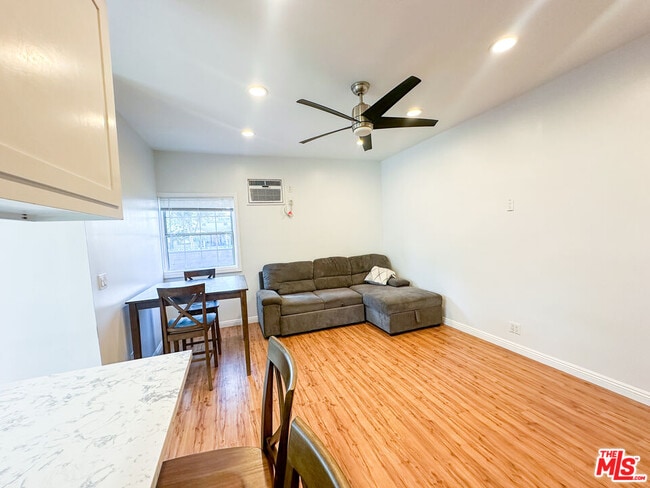 Building Photo - 1413 Paloma St