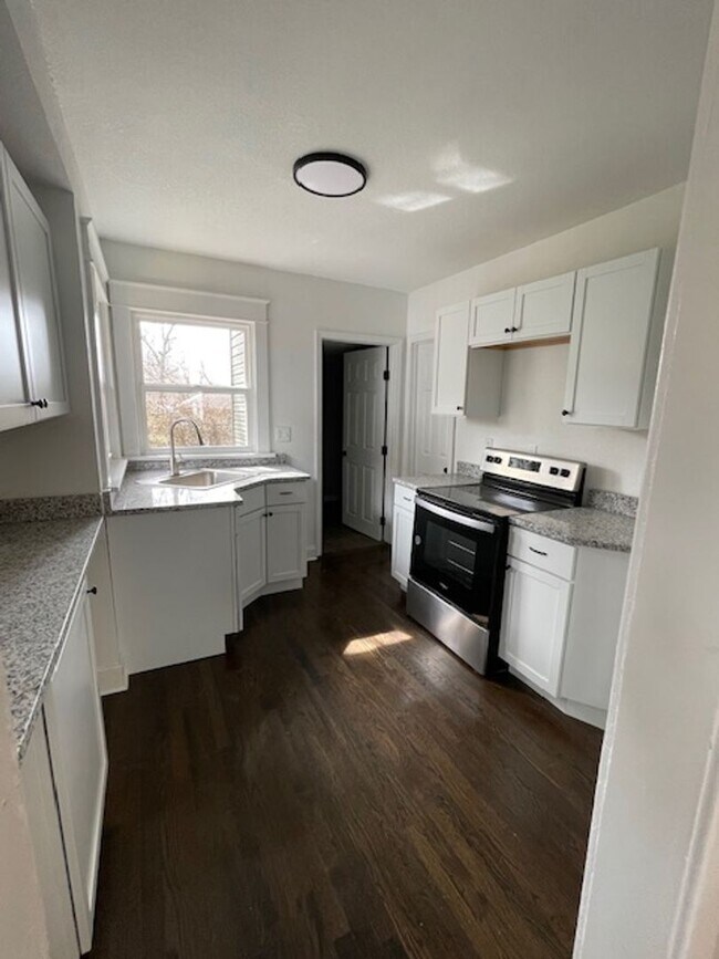 Building Photo - 3bd/1ba Home, Large Yard!! Half off 2nd Mo...