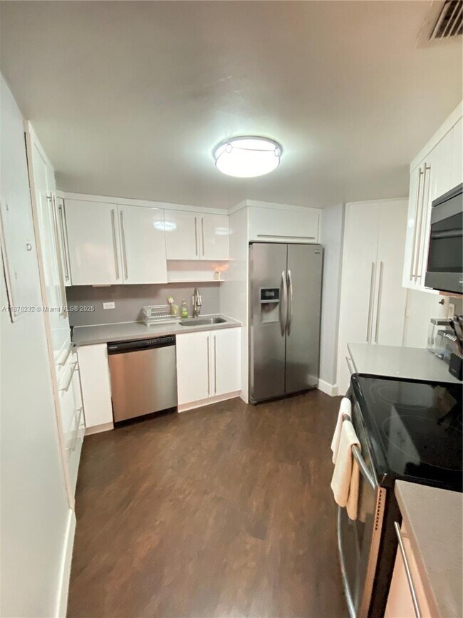 Building Photo - 905 Brickell Bay Dr