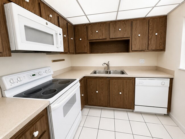 Building Photo - "Experience Luxury Living: Spacious 2-Bed, 2-Bath Condo in North Palm Beach!"