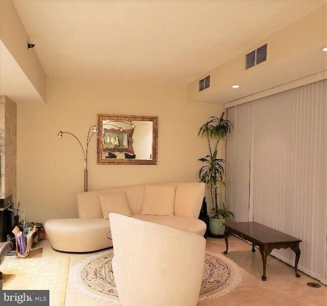 Building Photo - 1530 Key Blvd