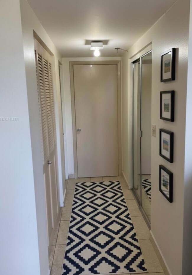 Building Photo - 901 Hillcrest Dr